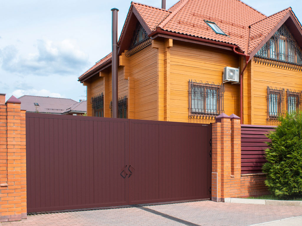 Распашные ворота с вертикальным расположением панелей. Дизайн — «доска», цвет полотна — RAL 3005 (бордовый), цвет окантовки — RAL 3005 (бордовый)