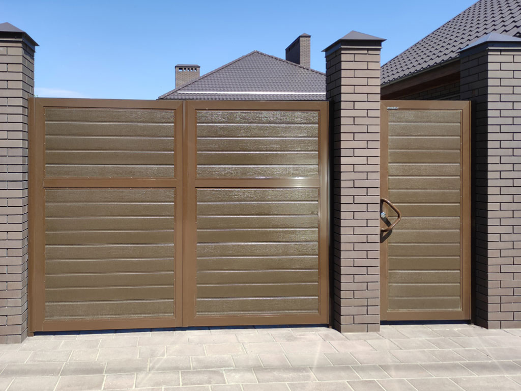 Распашные ворота с горизонтальным расположением панелей. Дизайн — «доска», цвет полотна — RAL 8014 (коричневый), цвет окантовки — RAL 8014 (коричневый)