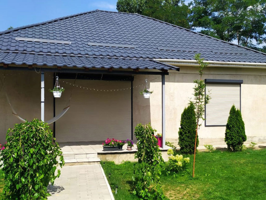 Рольворота, установленные в частном доме