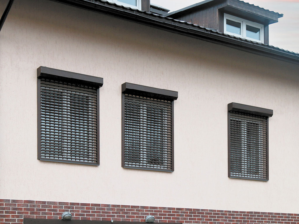 Рольставни оконные, установленные в частном доме