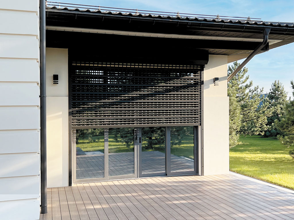 Рольставни для защиты проема, выходящего на открытую террасу частного дома