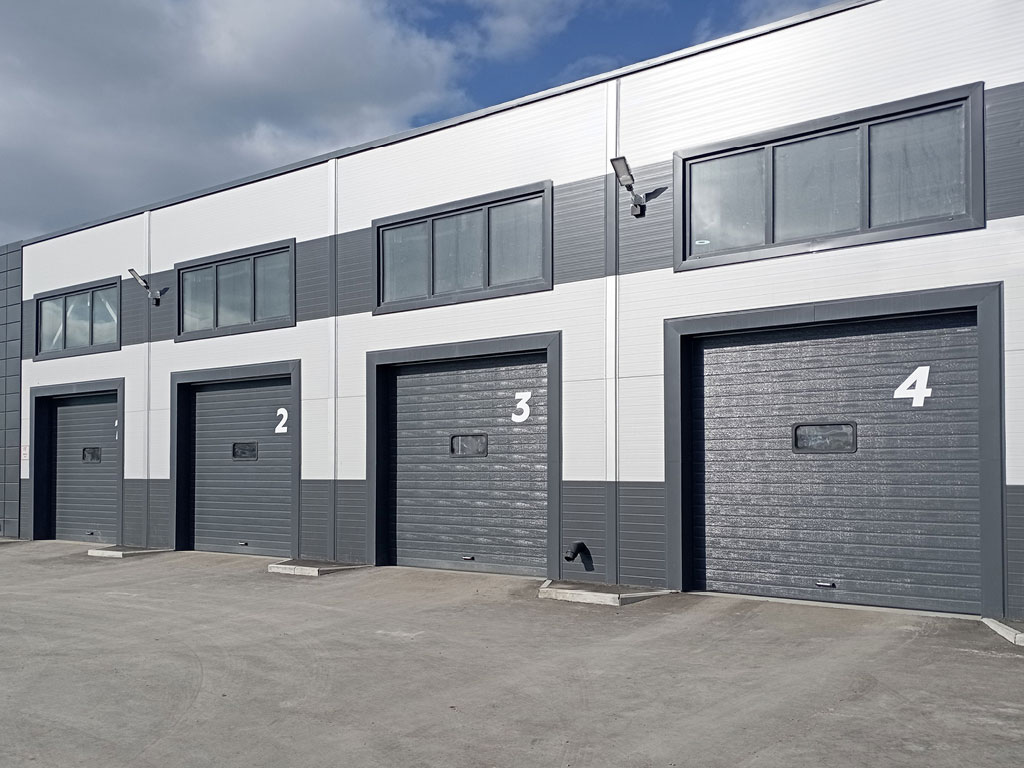 Промышленные секционные ворота ISD01 с окном, дизайн «доска»