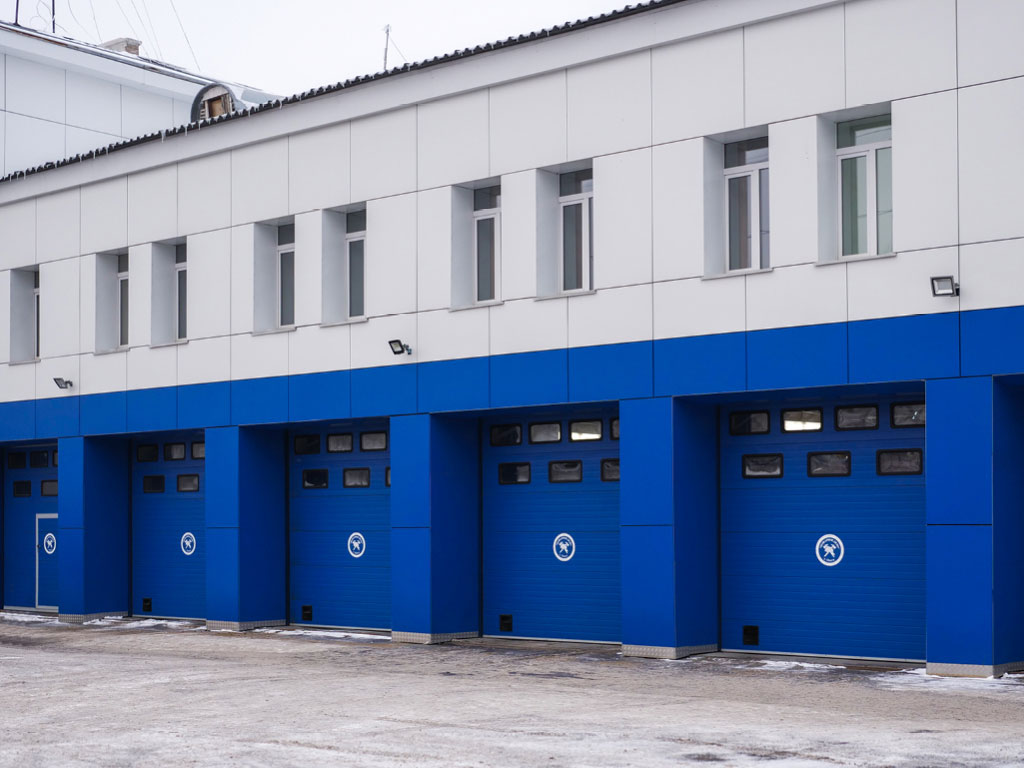 Промышленные секционные ворота ISD01 с окнами, дизайн «горизонтальная полоса»