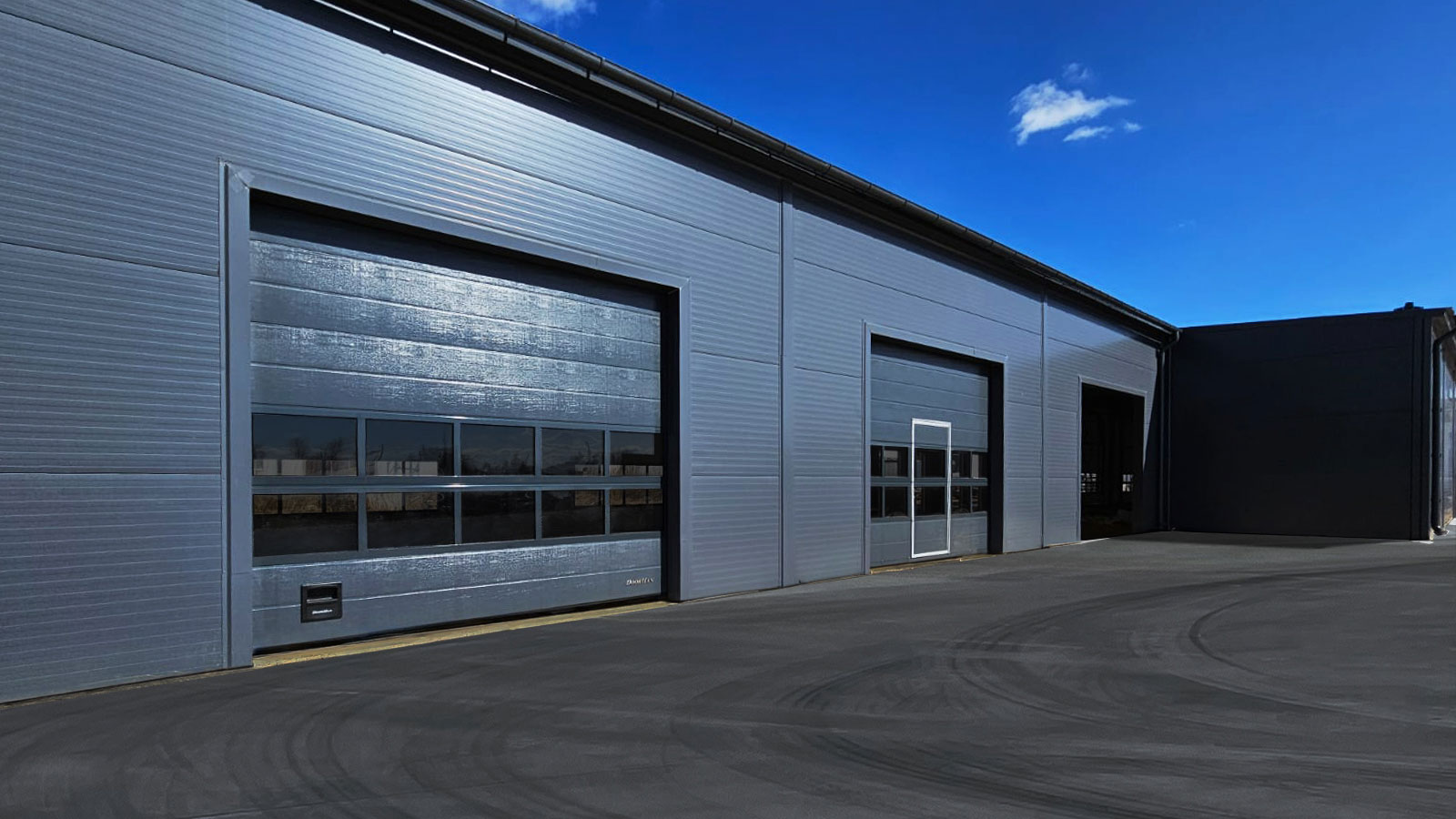 Промышленные секционные ворота ISD01 с панорамными панелями, дизайн «широкая центральная полоса»