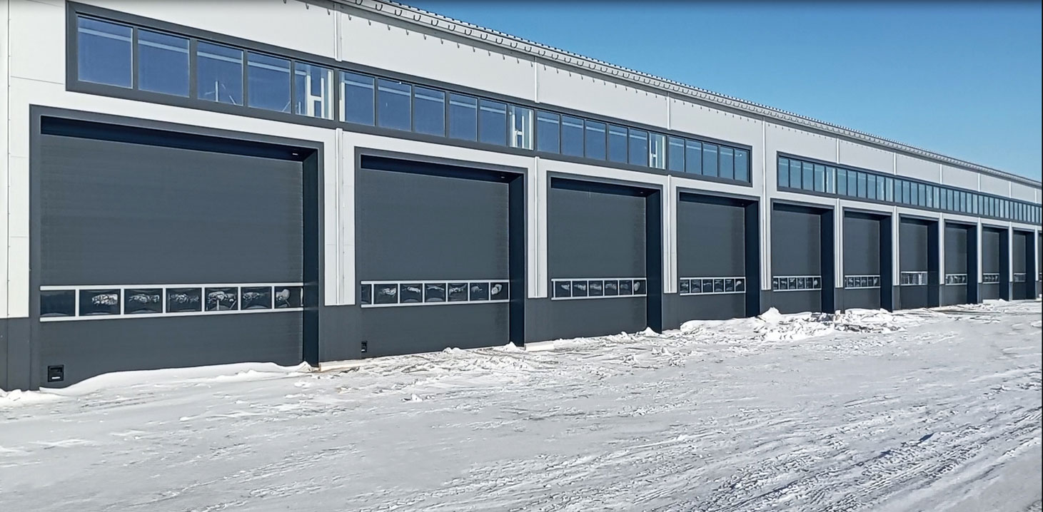 Промышленные секционные ворота ISD01 с панорамной панелью, дизайн «доска»