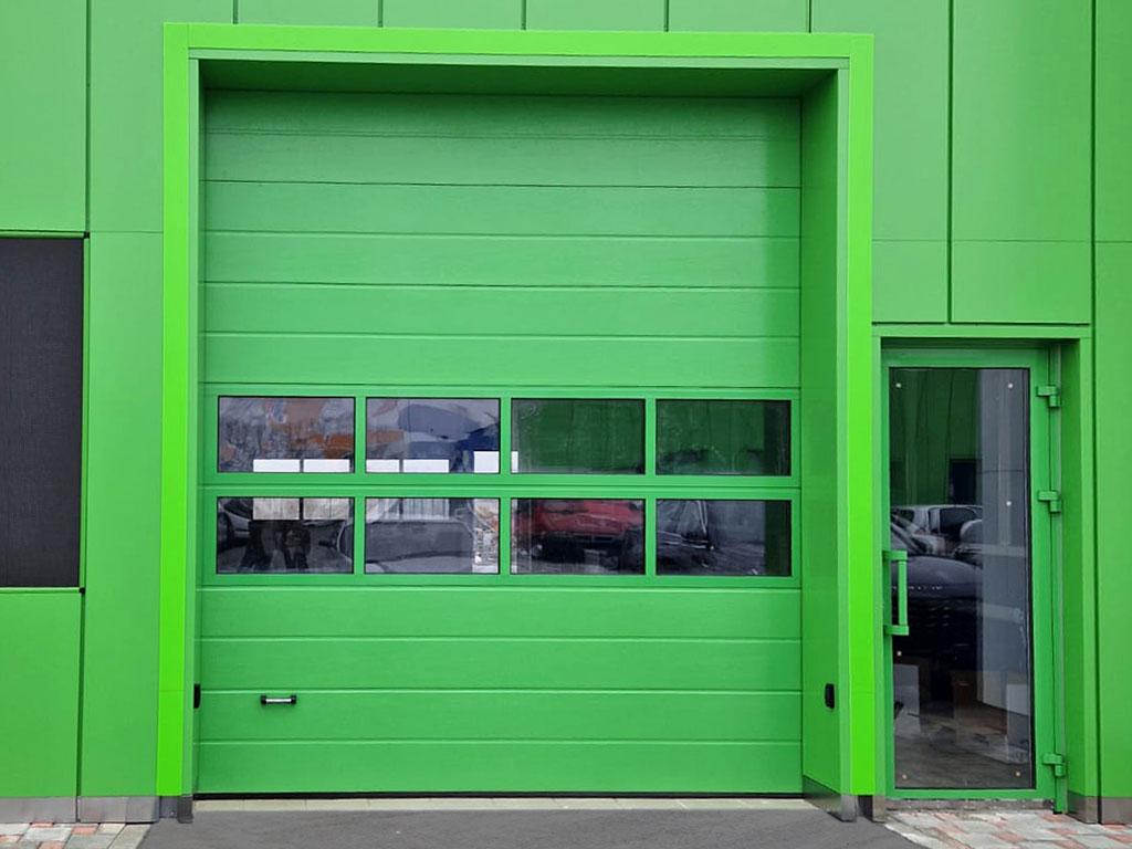 Промышленные секционные ворота ISD01 с панорамными панелями, дизайн «широкая центральная полоса»