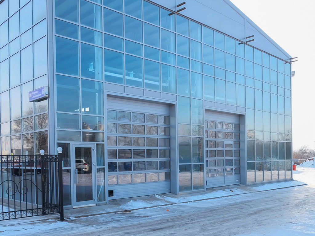 Панорамные секционные ворота (остекление с перемычками)