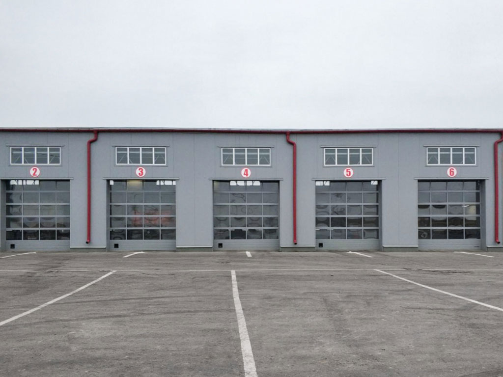 Панорамные секционные ворота (остекление с перемычками)