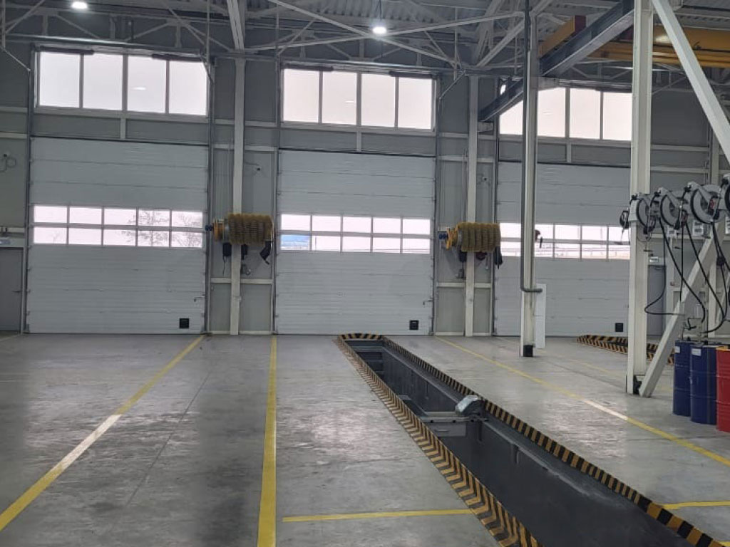 Панорамные секционные ворота (остекление с перемычками)