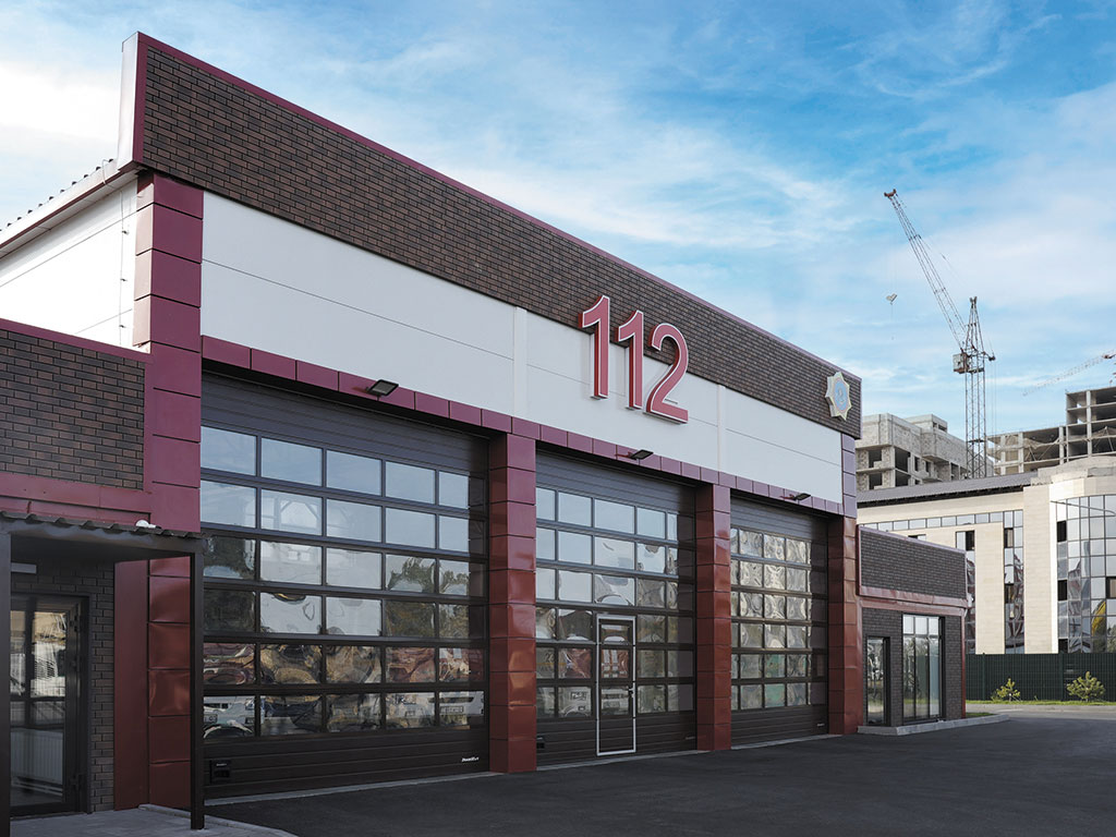 Панорамные секционные ворота (остекление с перемычками), комбинированное полотно