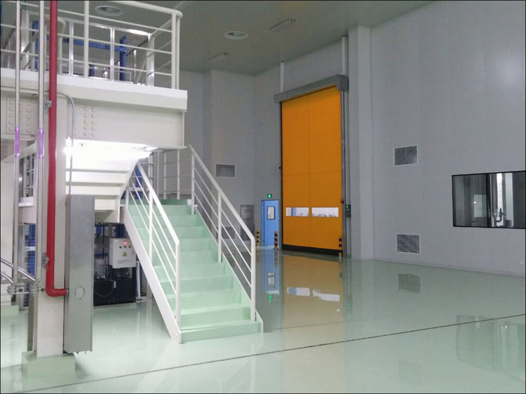 Скоростные рулонные ворота, установленные в производственном помещении