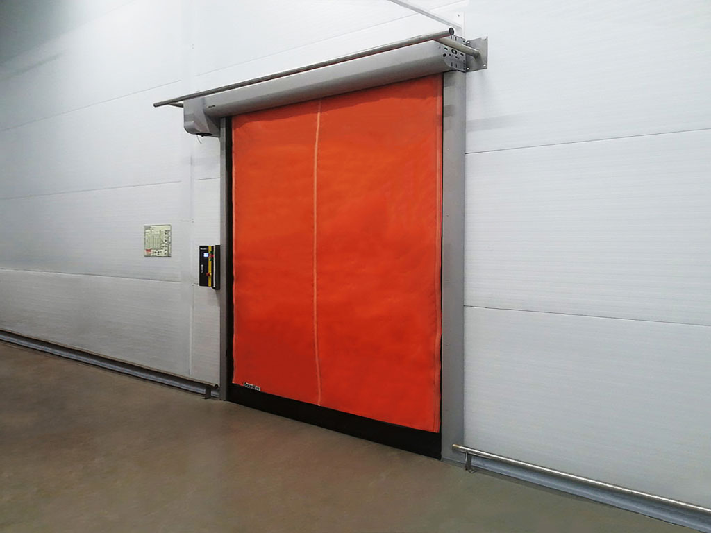 Скоростные рулонные ворота, установленные в производственном помещении
