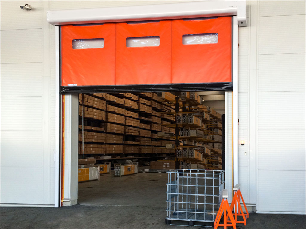 Скоростные рулонные ворота, установленные в складском комплексе