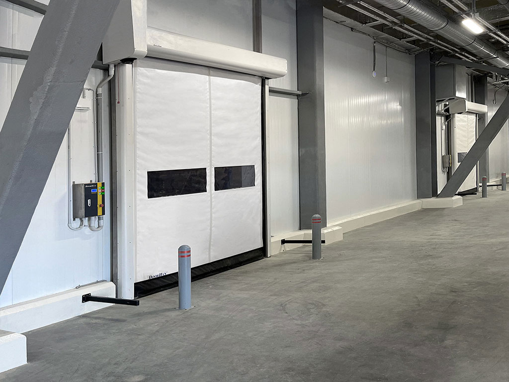 Скоростные рулонные ворота, установленные в складском комплексе